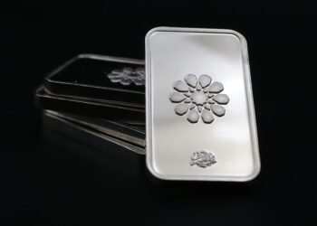 نجم الدين: ارتفاع أسعار الفضة بالأسواق المحلية وعيار 999 يسجل 31 جنيهًا