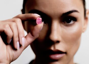 ماسة وردية اللون يتوقع أن تحقق 35 مليون دولار في مزاد “سوذبيز”