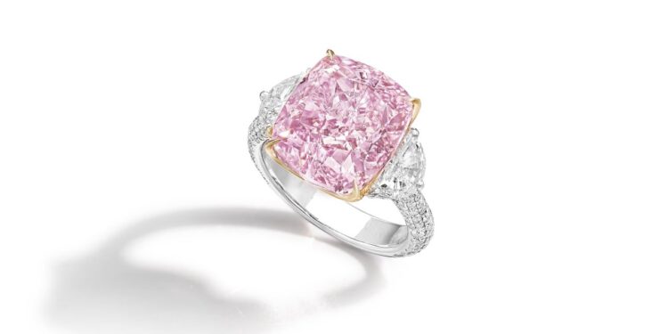 خاتم “ذا بينك داون” بسعر تقديري 21 مليون دولار يقود مزاد سوذبيز