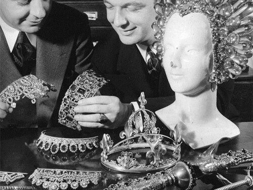 " جوزيف هوليوود" أول صائغ لمجوهرات الشاشة الفضية 96 ” جوزيف هوليوود” أول صائغ لمجوهرات الشاشة الفضية