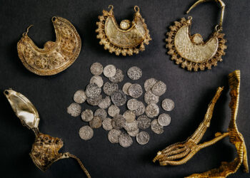 مؤرخ هولندي يكتشف كنزًا من مجوهرات القرون الوسطى