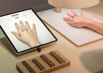 ” كارتييه ” تبتكر جهاز”لوكينج جلاس” لمساعدة العملاء في اختيار المجوهرات عبر الواقع الافتراضي