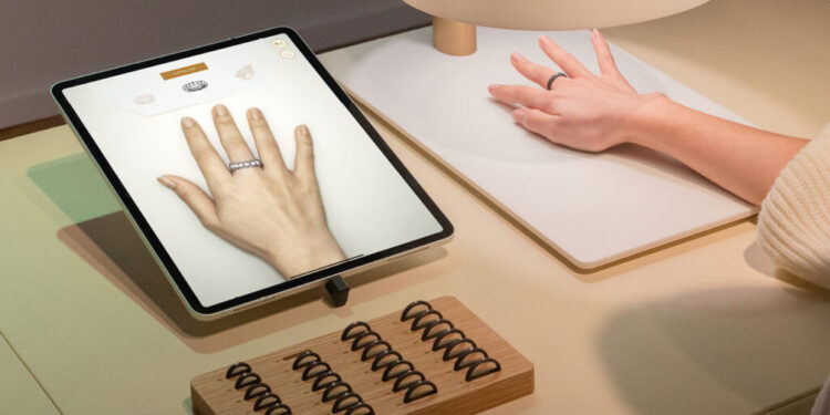 " كارتييه " تبتكر جهاز"لوكينج جلاس" لمساعدة العملاء في اختيار المجوهرات عبر الواقع الافتراضي 90 ” كارتييه ” تبتكر جهاز”لوكينج جلاس” لمساعدة العملاء في اختيار المجوهرات عبر الواقع الافتراضي