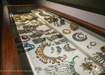 مجموعة “الحلي والتراث” الخاصة بـ “يسرية حسني” بمعرض” الفن الشعبي” بمكتبة الإسكندرية