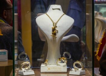 سطوة الذهب تسحق الشهادات.. الرابح الأكبر منذ قرار التعويم في مارس 2022