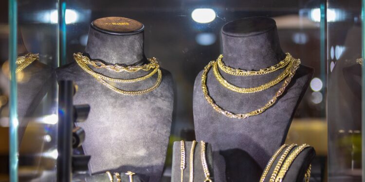 تجار الذهب يستبعدون إلغاء خصم نسبة الـ 4 % عند البيع 88 تجار الذهب يستبعدون إلغاء خصم نسبة الـ 4 % عند البيع