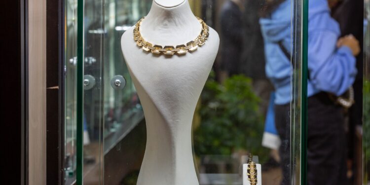 مع وقف الاستيراد.. مخزون الذهب في خطر