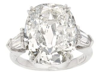 الألماس والأحجار الكريمة تقود مبيعات مزاد المجوهرات التراثية في ربيع 2023