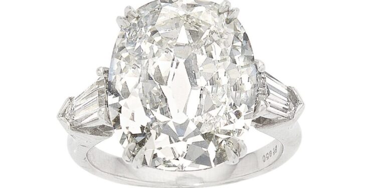 الألماس والأحجار الكريمة تقود مبيعات مزاد المجوهرات التراثية في ربيع 2023