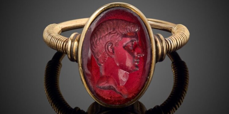 خاتم يعود للعصر «الروماني» يحقق 145 ألف دولار