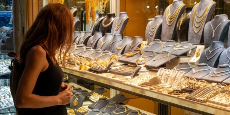وزير التموين يتقدم بمقترح لمجلس الوزراء للسماح للمصريين بالخارج بدخول الذهب دون جمارك 88 تراجع قطاع صناعة المجوهرات الأمريكية بمعدل أبطأ خلال الربع الأول من 2023