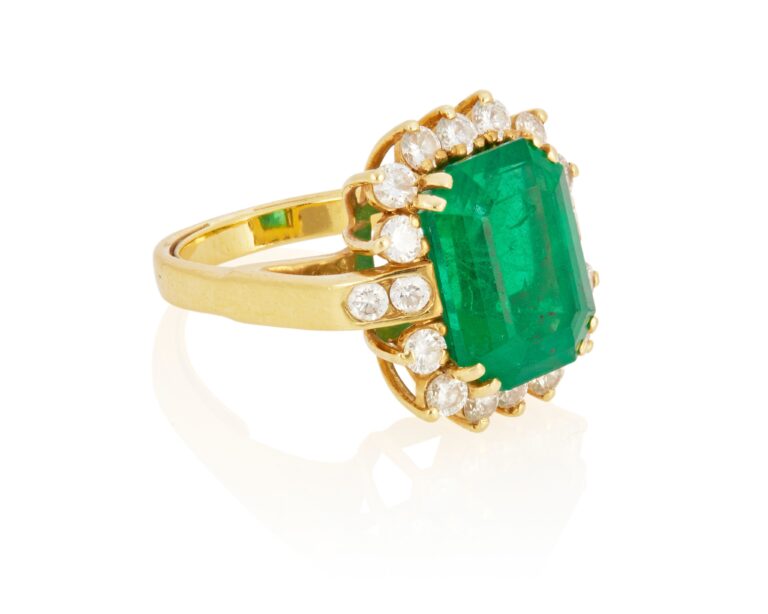 Yellow Gold Ring With Emerald Surrounded By Diamonds USED 041923 768x614 1