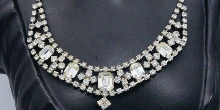 مجوهرات "العصر الذهبي" تتصدر مزاد نجوم هوليوود 2023 104 مجوهرات “العصر الذهبي” تتصدر مزاد نجوم هوليوود 2023