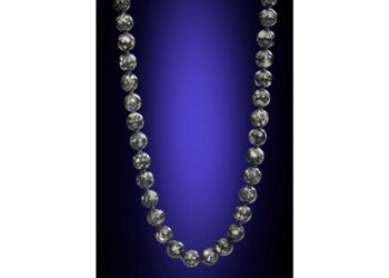 القلادة “القمرية” تغير قواعد السوق وتحقق 202 ألف دولار