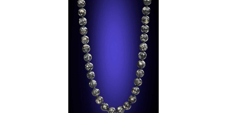 القلادة "القمرية" تغير قواعد السوق وتحقق 202 ألف دولار 88 القلادة “القمرية” تغير قواعد السوق وتحقق 202 ألف دولار