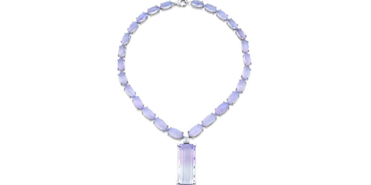 كارما خليل تعرض قلادتها الجديدة “شلال اللافندر” من الكوارتز