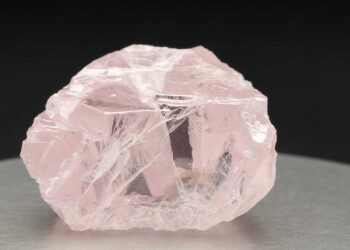 اكتشاف أكبر ماسة وردية خام تزن 108.39 قيراطًا من مملكة ليسوتو