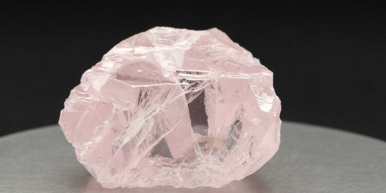 اكتشاف أكبر ماسة وردية خام تزن 108.39 قيراطًا من مملكة ليسوتو