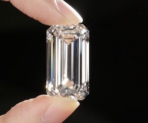 معهد الأحجار الكريمة يكشف عن أكبر ماسة مزروعة في المختبرات