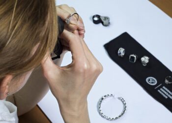 “بلاكستون” تعتزم الاستحواذ على المعهد الدولي للأحجار الكريمة مقابل 550 مليون دولار