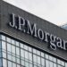 “جيه بي مورجان” يوصي المستثمرين بالتخارج من الأسهم والاحتفاظ بالذهب