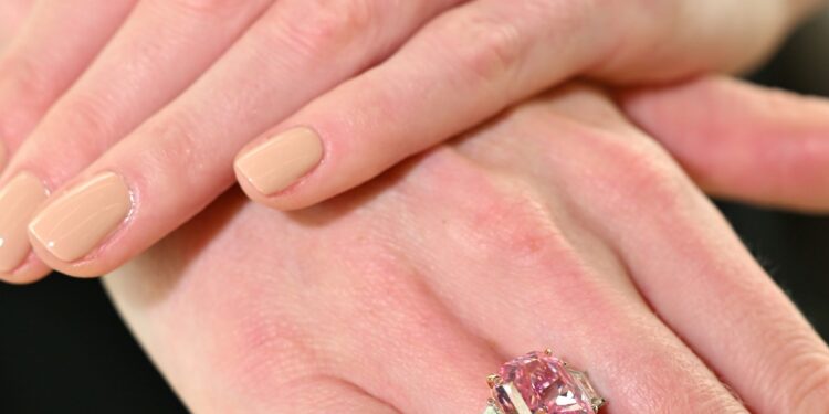 دبي تكشف عن النقاب عن ماستين نادرتين متوقع بيعهما بقيمة 65 مليون دولار 90 دبي تكشف عن النقاب عن ماستين نادرتين متوقع بيعهما بقيمة 65 مليون دولار