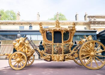 عربة وصولجان من الذهب في حفل تتويج الملك تشارلز