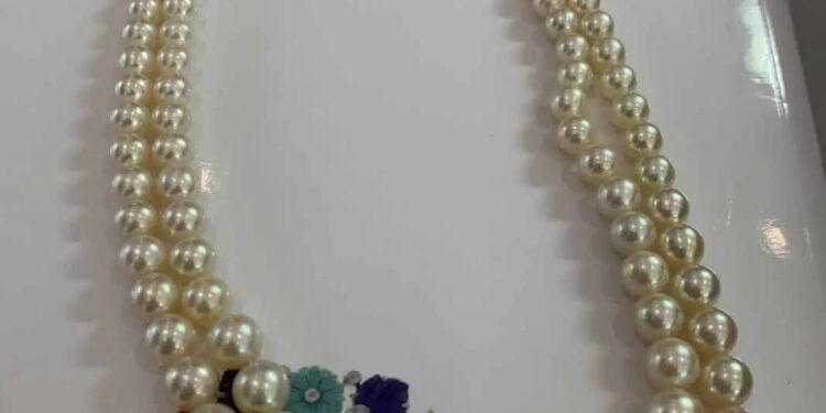 قلادة “لآلئ المياه المالحة الطبيعية” تحقق 4 أضعاف قيمتها في مزاد سوذبيز