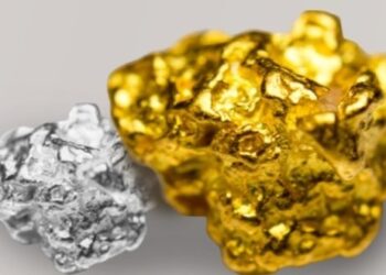 «ذهب الرجل الفقير».. أيهما أفضل الاستثمار في الفضة أم الذهب؟