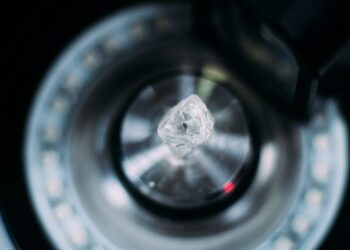 تراجع مبيعات «دي بيرز» لنحو 450 مليون دولار على أساس سنوي