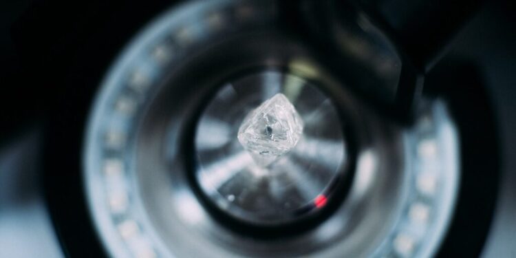 تراجع مبيعات «دي بيرز» لنحو 450 مليون دولار على أساس سنوي