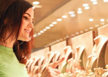 «باين» تتوقع ارتفاع حجم سوق المجوهرات إلى 622 مليار جنيه