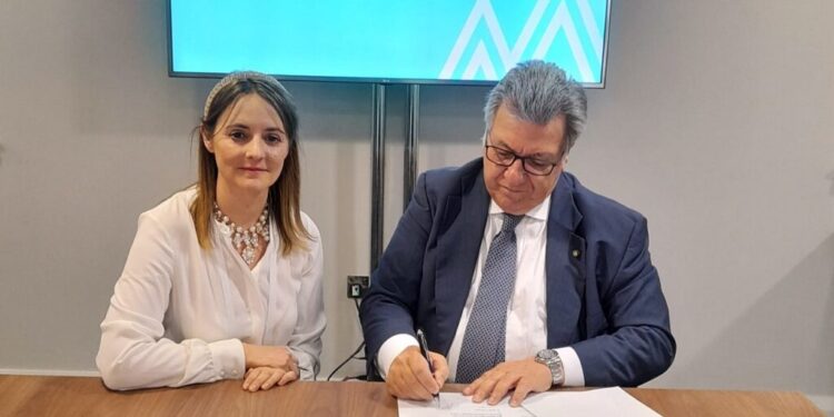 توقيع بروتوكول تعاون بين الاتحاد العالمي للمجوهرات والجمعية الدولية للألماس المزروع 87 توقيع بروتوكول تعاون بين الاتحاد العالمي للمجوهرات والجمعية الدولية للألماس المزروع