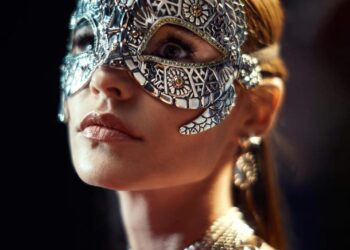 «عزة فهمي» تشارك بقناع مستوحاة من السلحفاة في حفل Ball Animal