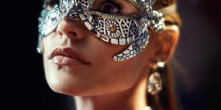 «عزة فهمي» تشارك بقناع مستوحاة من السلحفاة في حفل Ball Animal 98 «عزة فهمي» تشارك بقناع مستوحاة من السلحفاة في حفل Ball Animal