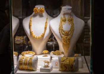 نقص السيولة بالأسواق يدفع الذهب للتراجع بنحو 30 جنيهاً في منتصف التعاملات