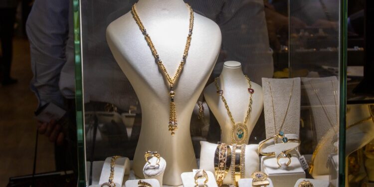 الذهب يفقد بريقه مع تراجع الدولار بالسوق الموازي