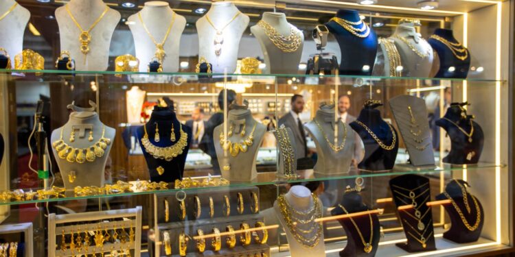 تراجع أسعار الذهب بالأسواق المحلية وعيار 21 يسجل 2180 جنيهًا 87 90 جنيهاً تراجعاً في أسعار الذهب خلال يومين