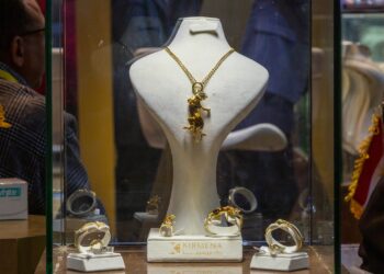 تراجع أسعار الذهب وسط ترقب لشهادة رئيس الفيدرالي الأمريكي أمام الكونجرس اليوم