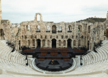 مجوهرات “لويس فيتون” تعرض مجموعتها الجديدة على أقدم مسارح الهواء الطلق في العالم