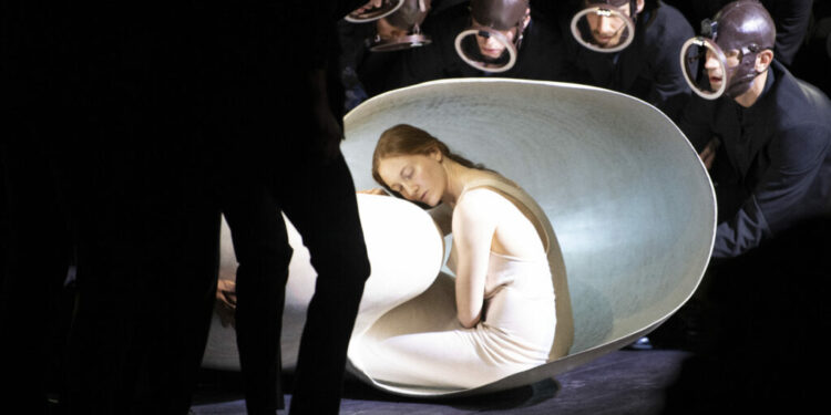 مجوهرات “لويس فيتون” تعرض مجموعتها الجديدة على أقدم مسارح الهواء الطلق في العالم