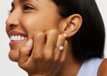 “دي بيرز” تطرح خواتم خطوبة مرصعة بأحجار  بالألماس الصناعي