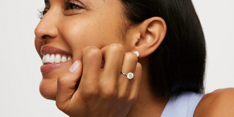 “دي بيرز” تطرح خواتم خطوبة مرصعة بأحجار  بالألماس الصناعي