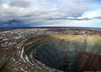 منجم “ميرني” العالمي للألماس وقصة اختفاء الطائرات المروحية فور الاقتراب منه