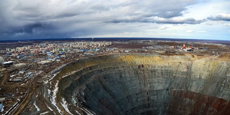 منجم “ميرني” العالمي للألماس وقصة اختفاء الطائرات المروحية فور الاقتراب منه