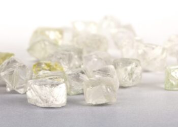 “مجلس الألماس الطبيعي” يتعاون مع ثماني شركات لتقطيع الألماس بعد خروج “ألروسا”