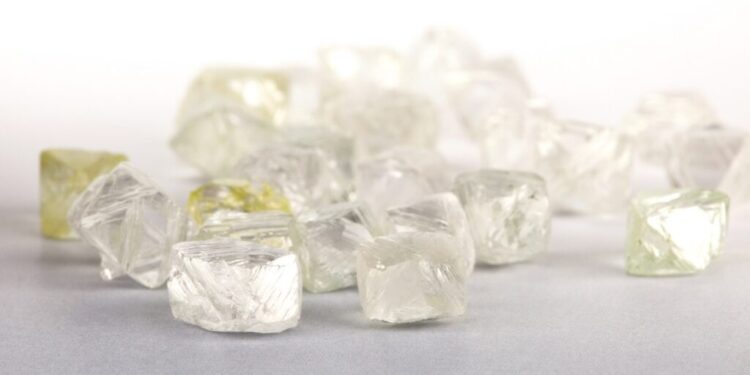 “مجلس الألماس الطبيعي” يتعاون مع ثماني شركات لتقطيع الألماس بعد خروج “ألروسا”