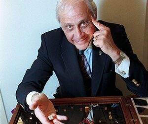 إبداعات “سيدني موبيل” المرصعة بالمجوهرات تحقق نحو 133 مليون دولار بمزاد “بونهامز”