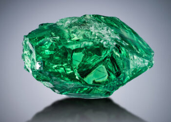 التبرع بحجر التسافوريت النادر “ليون أوف ميريلاني” لمؤسسة “سميثسونيان”