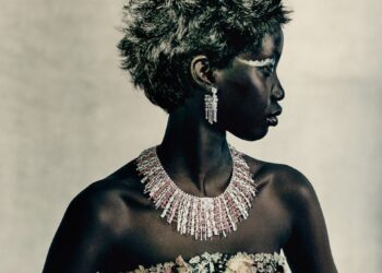 “شانيل” تطرح مجوهرات مستوحاة من سترة الـ”تويد” بمعرض لندن